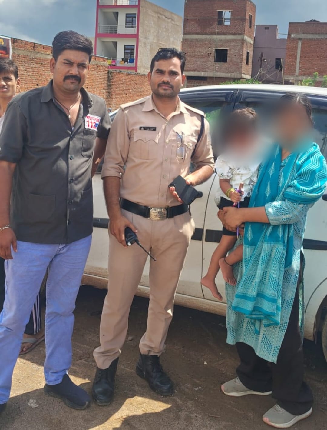 ग्वालियर के थाना  महाराजपुर  क्षेत्र मेंस्कूल से निकल कर राह भटकी 03 वर्षीय बालिका, डायल-112 जवानों ने परिजन से मिलाया।